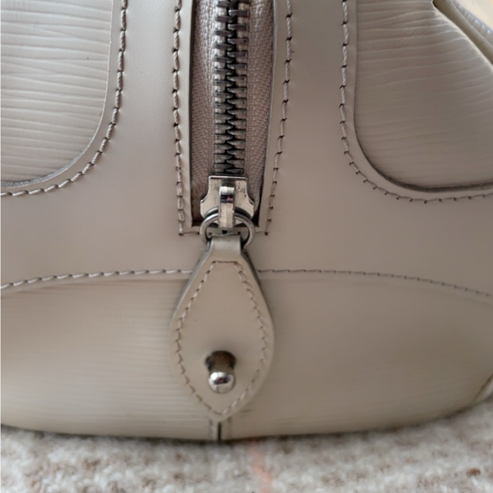 Louis Vuitton - Picture 5 of 10